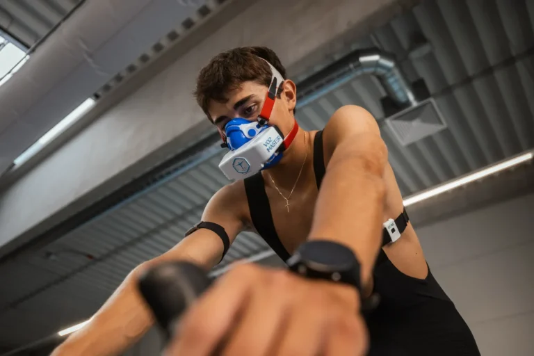 Športovec v maske počas stupňovaného testu v laboratóriu