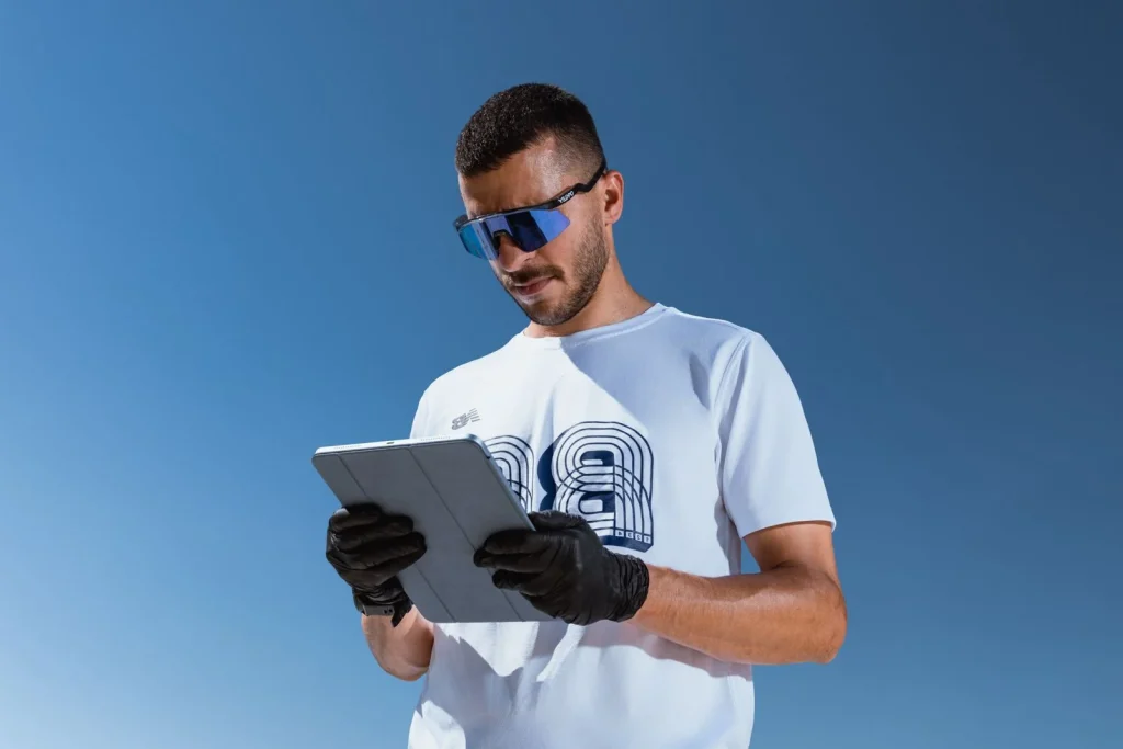 Leonard Lendvorský s tabletom vyhodnocuje údaje počas testovania v exteriéri