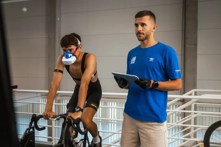 Leo vysvetľuje namerané dáta cyklistovi v maske